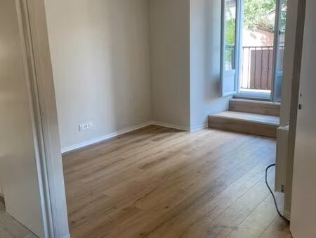studio lumineux avec balcon