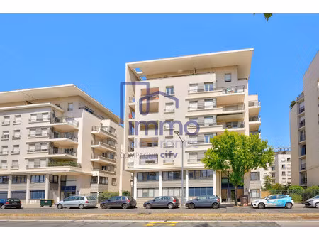 lyon 8eme bachut. prox mairie du 8éme  maison de la dansz  tram