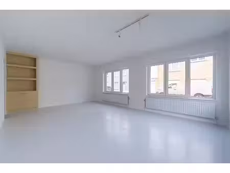 volledig gerenoveerde bureau met koer in sint-pieters-leeuw