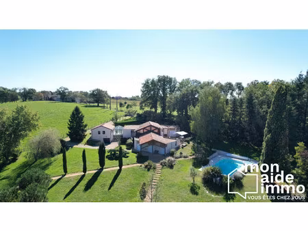 vaste vialla d'architecte avec piscine et parc