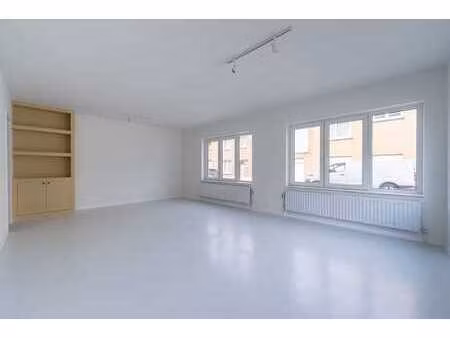 bureau entièrement rénové avec cour à sint-pieters-leeuw