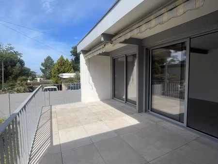 maison contemporaine avec garage et jardin refaite à neuf