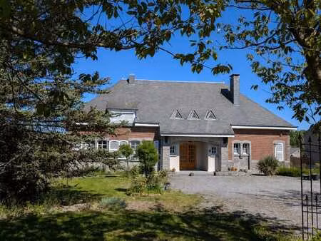 villa 4 façades comprenant un appartement sur terrain arboré