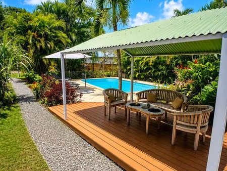 villa avec piscine et bungalows