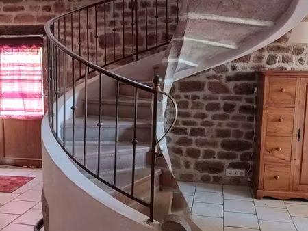 maison en pierres rouges