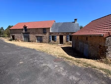 à vendre-authentique  corps de ferme en pierre au cœur du périgord noir