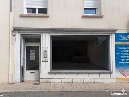 a louer un local commercial de 68m2 au bourg de ploudalmezeau