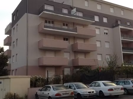 garage box fermé dans une résidence sécurisée
