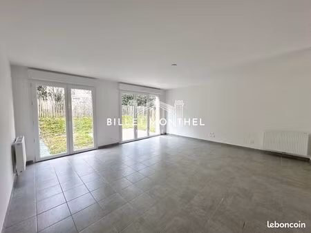 maison moderne en location non meublée avec quatre chambres  trois salles d’eau  jardin  t