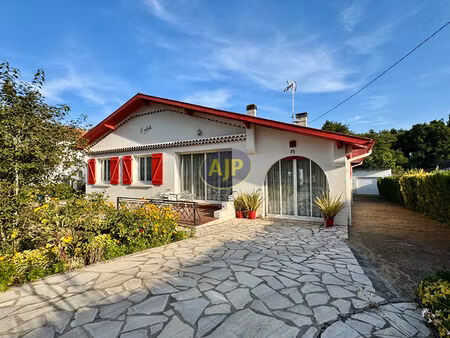 maison individuelle de plain-pied avec jardin paysagé et beau potentiel