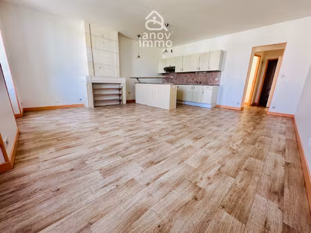 t2 lumineux de 53 m2 avec séjour 30 m2  cave et jardin parta