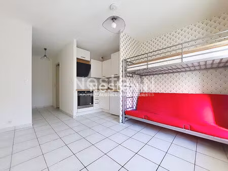 st cyr l'ecole proche gare : studio de 20 m² avec parking et balcon