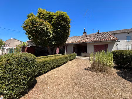 maison de plain-pied au coeur du village. commerces à pied