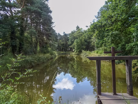 terrain de loisir avec plan d'eau