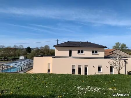 maison contemporaine de 219 m² habitables (total de 249m2) avec piscine chauffée