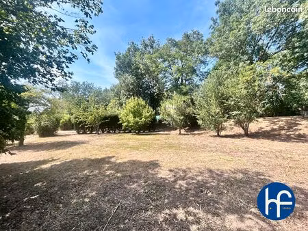 terrain constructible de 1050m2 au bord de l'eau