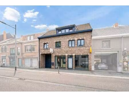 ruime eigendom met aanpalend magazijn en achteruitweg in...