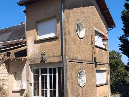 charroux - jolie maison mitoyenne proche de la mairie