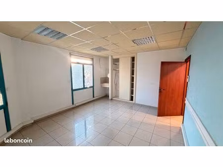 local bureau a vendre