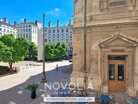 sur la place des celestins