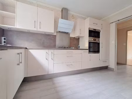 sens - appartement t5 de 107.8 m² ( double séjour -3 chambres) avec garage