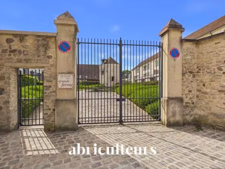 appartement t2 au dernier étage avec vue dégagée sur le pigeonnier et les jardins – réside