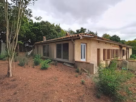 a vendre - maison de caractère à rénover - 135 m² - dépendances - plus de 7 000 m² de terr