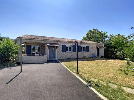 a vendre. maison de plain pied  3 chambres  jardin  située à saint aubin la plaine.