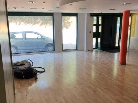 local professionnel avec vitrine parking
