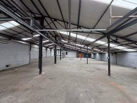 spacieux entrepôt - 800 m2 + bureaux + parkings
