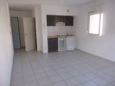 location appartement 1 pièce 26 m² à nimes (30000)  417 €