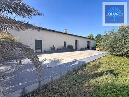 propriété de caractère avec piscine  grange et plus de 5 hectares de terrain