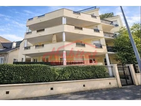chelles-coeur de ville - grand appartement 2 pieces avec terrasse et box