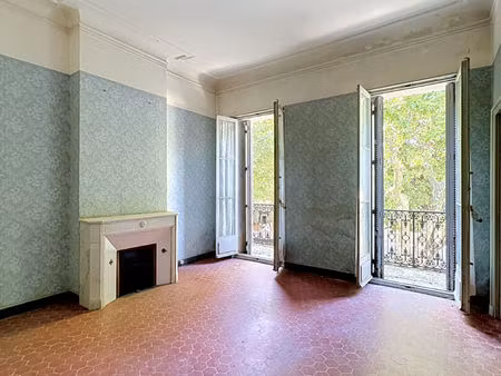 appartement à rénover sur rougiers avec place de parking et un balcon.
