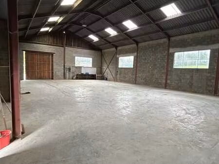 entrepôt de 250m2 proches des axes.