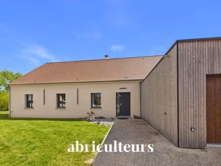 maison d’architecte de plain-pied récente avec vue panoramique sur la nature environnante