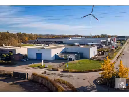 functioneel bedrijfsgebouw op 4.445m² met magazijn/werkplaats (1.231 m²) en kantoorruimtes
