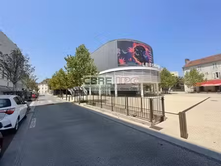 location commerce pau 19 m²