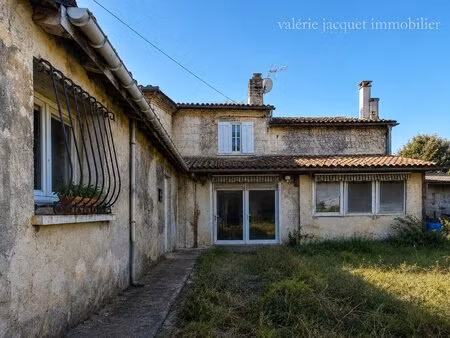 lussac ensemble immobilier à rénover avec deux granges et fort potentiel d'évolution