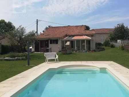 maison en pierres avec piscine