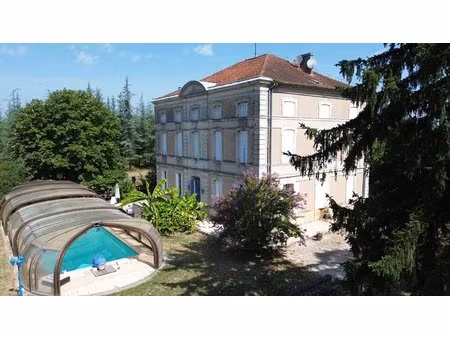 belle manoir avec pres de 50 hectres de terrain  piscine et dependances