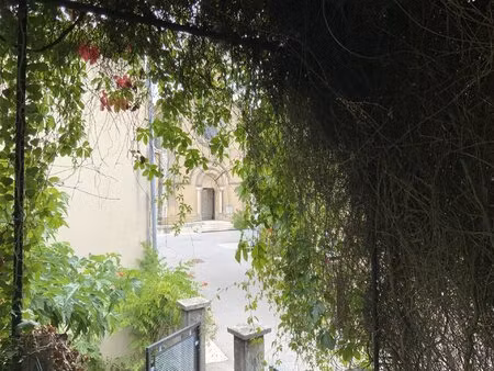 maison à rénover avec cour  jardin et garage au coeur d'un des plus beaux villages de...