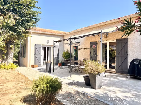 villa de plain-pied avec piscine- proche village