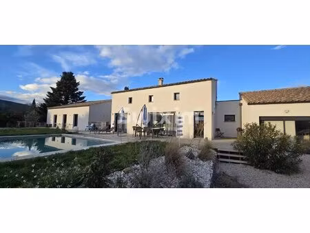 maison moderne avec piscine et spa à malaucène
