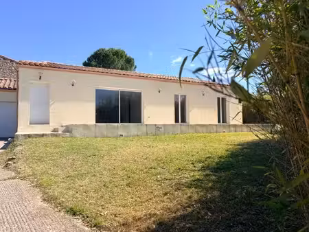 montmirat maison t5 plain-pied 130 m2 terrain 900m2 4 chambres