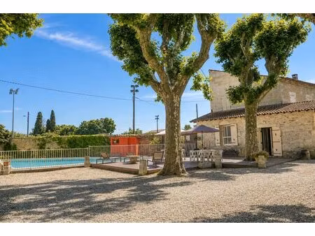 ensemble immobilier de 281 m2 habitables et 740 m2 de bâtiments annexes