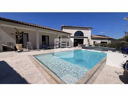 villa architecturale alliant élégance et confort