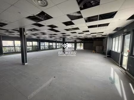 location commerce eguilles 13510 380m²