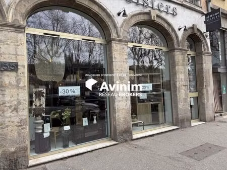 location commerce lyon 69002 323m²