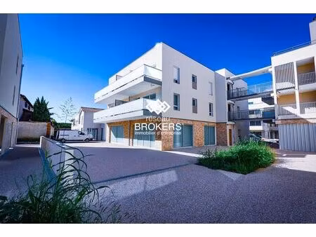 location commerce pusignan 69330 51m²